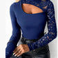Damen Oberteil mit asymmetrischem Cut-Out und Spitzenärmeln