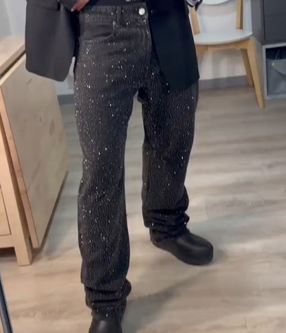Schmal geschnittene schwarze Jeans mit Strassverzierung