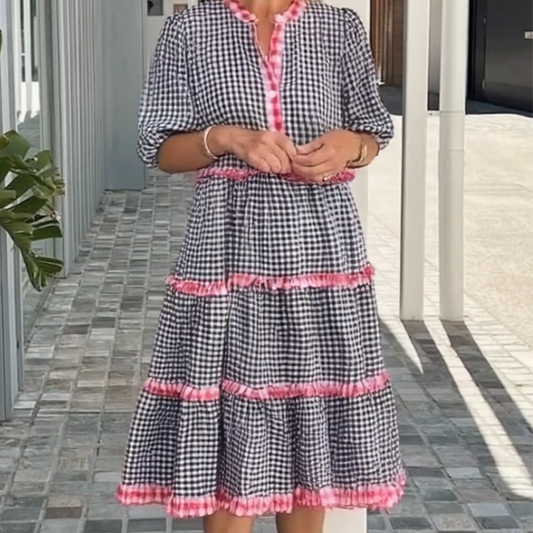 Süßes und frisches Stufenkleid mit Karomuster und Rüschenbesatz