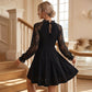 Elegantes Kleid mit Spitzenärmeln und verstellbarem Kragen zum Binden