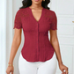 👚Sommerbluse für Damen mit V-Ausschnitt, Spitzenärmeln und Knopfleiste
