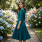 Elegantes Kleid mit V-Ausschnitt, Falten und Gürtel