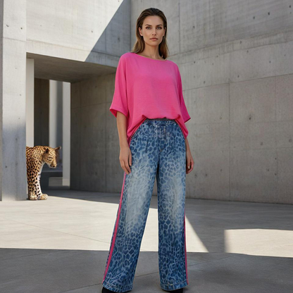 Lebendige rosa Bluse und Hose mit auffälligem Leopardenmuster