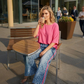Lebendige rosa Bluse und Hose mit auffälligem Leopardenmuster