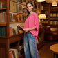 Lebendige rosa Bluse und Hose mit auffälligem Leopardenmuster