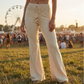 Damenhose mit hoher Taille und ausgestelltem Bein sowie Spitzenbund