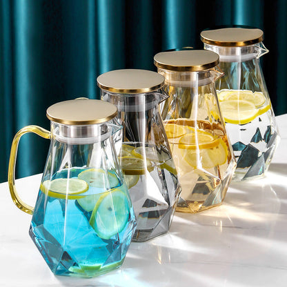 Eleganter, geometrisch geformter Glaskrug mit Teesieb