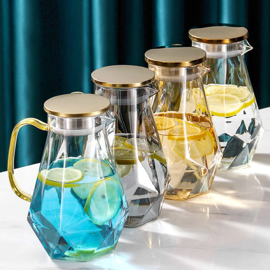 Eleganter, geometrisch geformter Glaskrug mit Teesieb