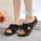 Bequeme Sandalen mit Keilabsatz und gekreuzten Riemen aus perforiertem Material
