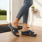 Bequeme Sandalen mit Keilabsatz und gekreuzten Riemen aus perforiertem Material