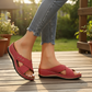 Bequeme Sandalen mit Keilabsatz und gekreuzten Riemen aus perforiertem Material