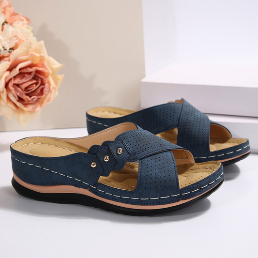 Bequeme Sandalen mit Keilabsatz und gekreuzten Riemen aus perforiertem Material