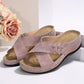 Bequeme Sandalen mit Keilabsatz und gekreuzten Riemen aus perforiertem Material