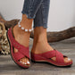 Bequeme Sandalen mit Keilabsatz und gekreuzten Riemen aus perforiertem Material
