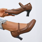 Elegante Pumps mit runder Spitze und Fesselriemen