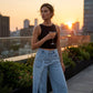 👖✨ Asymmetrische Jeans mit weitem Bein – bequem und vielseitig.
