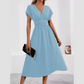 👗✨ Tailliertes V-Ausschnitt-Kleid – leicht und elegant