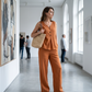 Set aus ärmellosem Damenoberteil mit Knöpfen und lockerer Hose