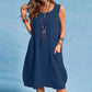 Neu eingetroffen✨🌿 Ärmelloses Kleid aus Leinenmischung in lockerer Passform mit Seitentaschen – müheloser Sommer-Style