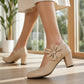 Elegante Damenschuhe mit Blockabsatz und Schleifenriemen