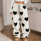 Damen-Plüschhose mit Herzprint und weitem Bein